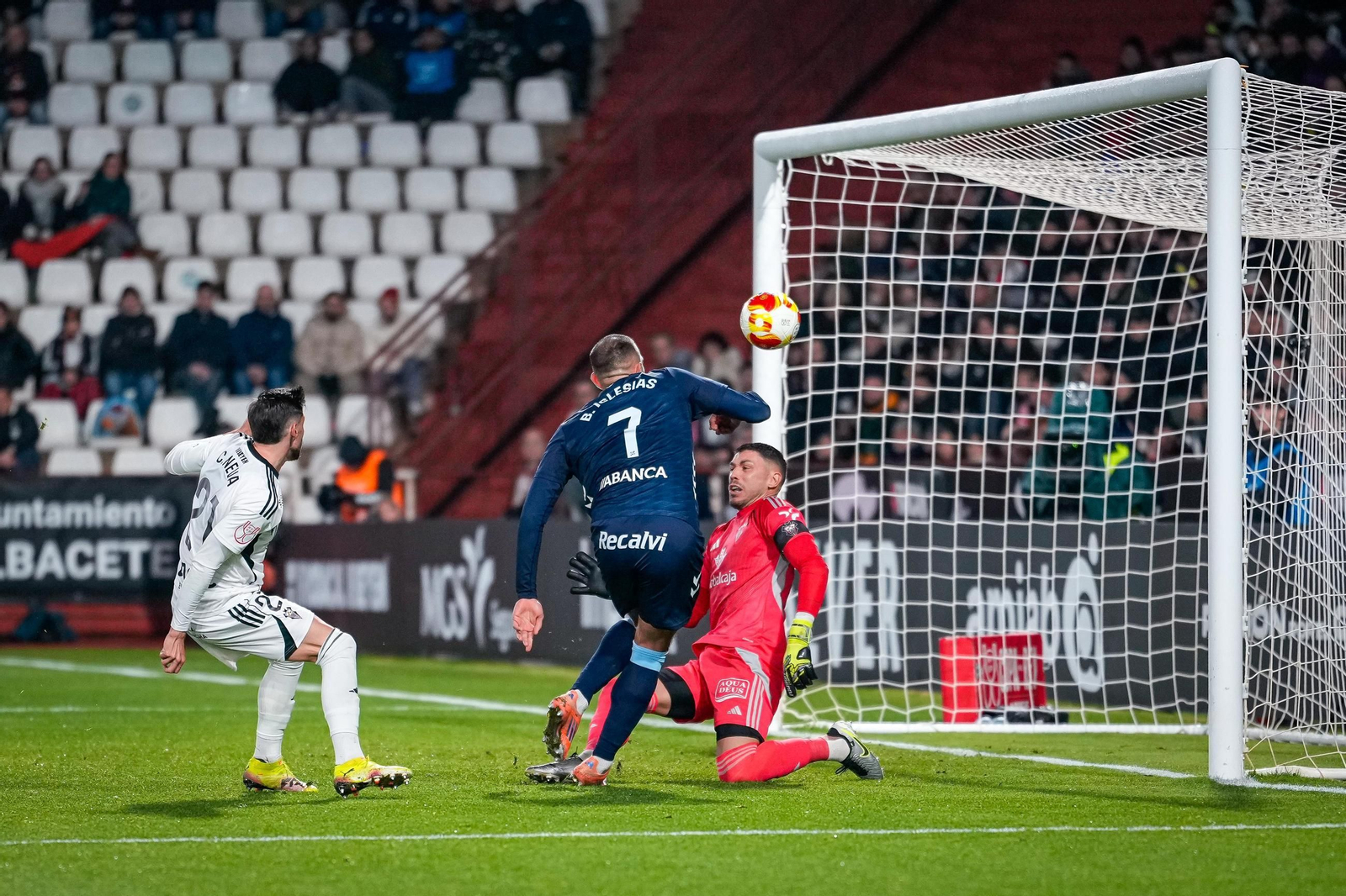 Borja iglesias solventó de forma magistral la acción del segundo tanto. Después, se lesionó y no pudo jugar la prórroga.