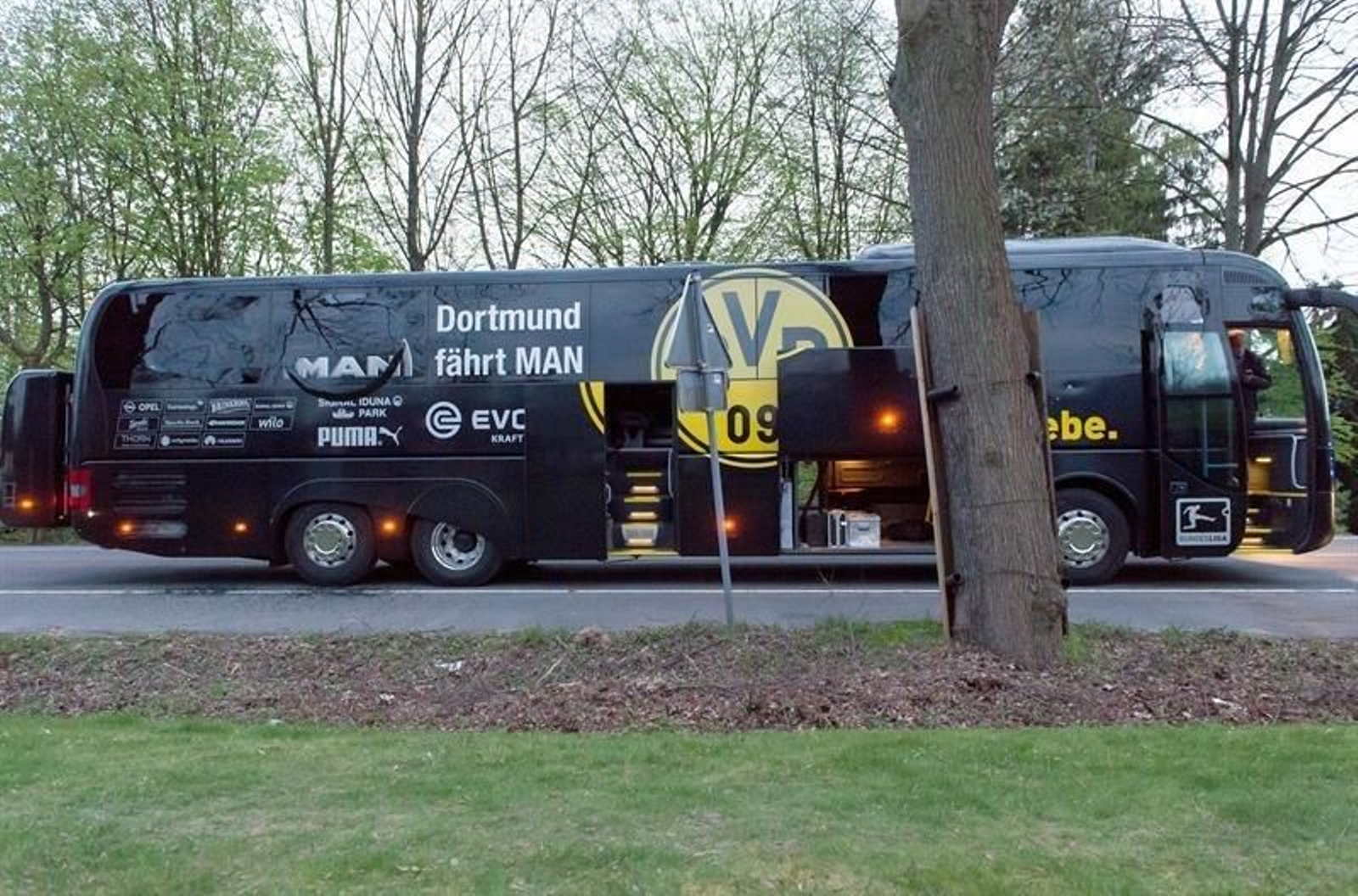 Así quedó el bus del Dortmund tras la explosión 4