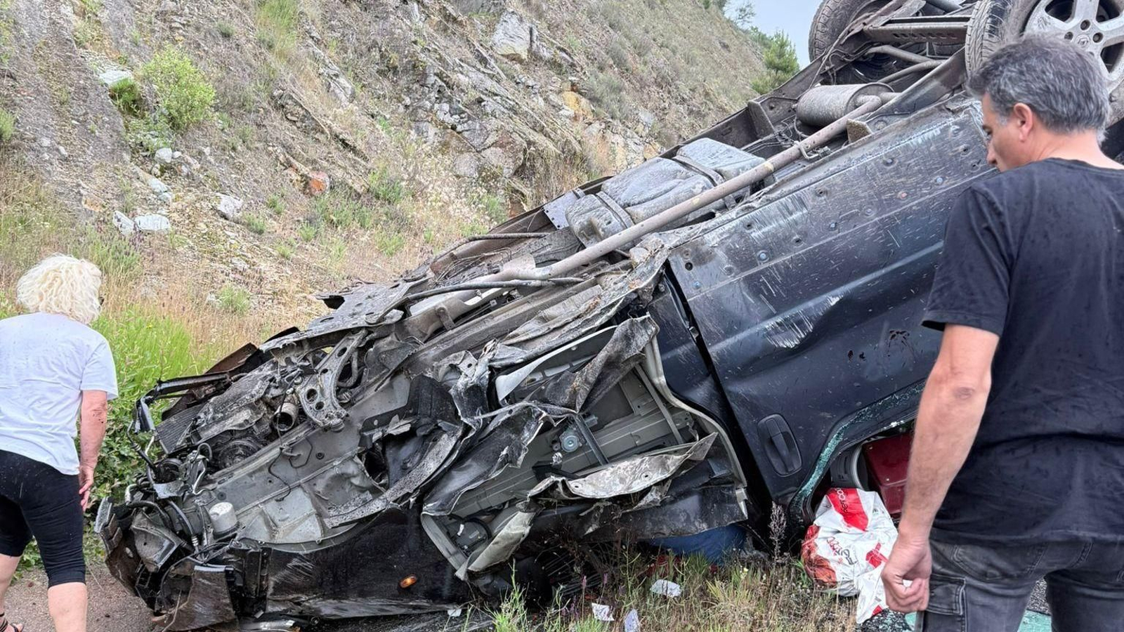 El vehículo accidentado tras salirse de la vía a su paso por Verín dejando 3 heridos.