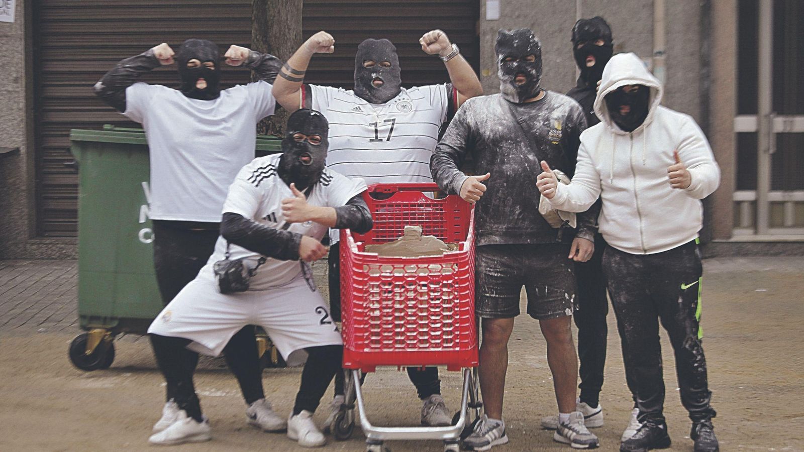 As pandillas foron preparadas á fariñada con carros con sacos.