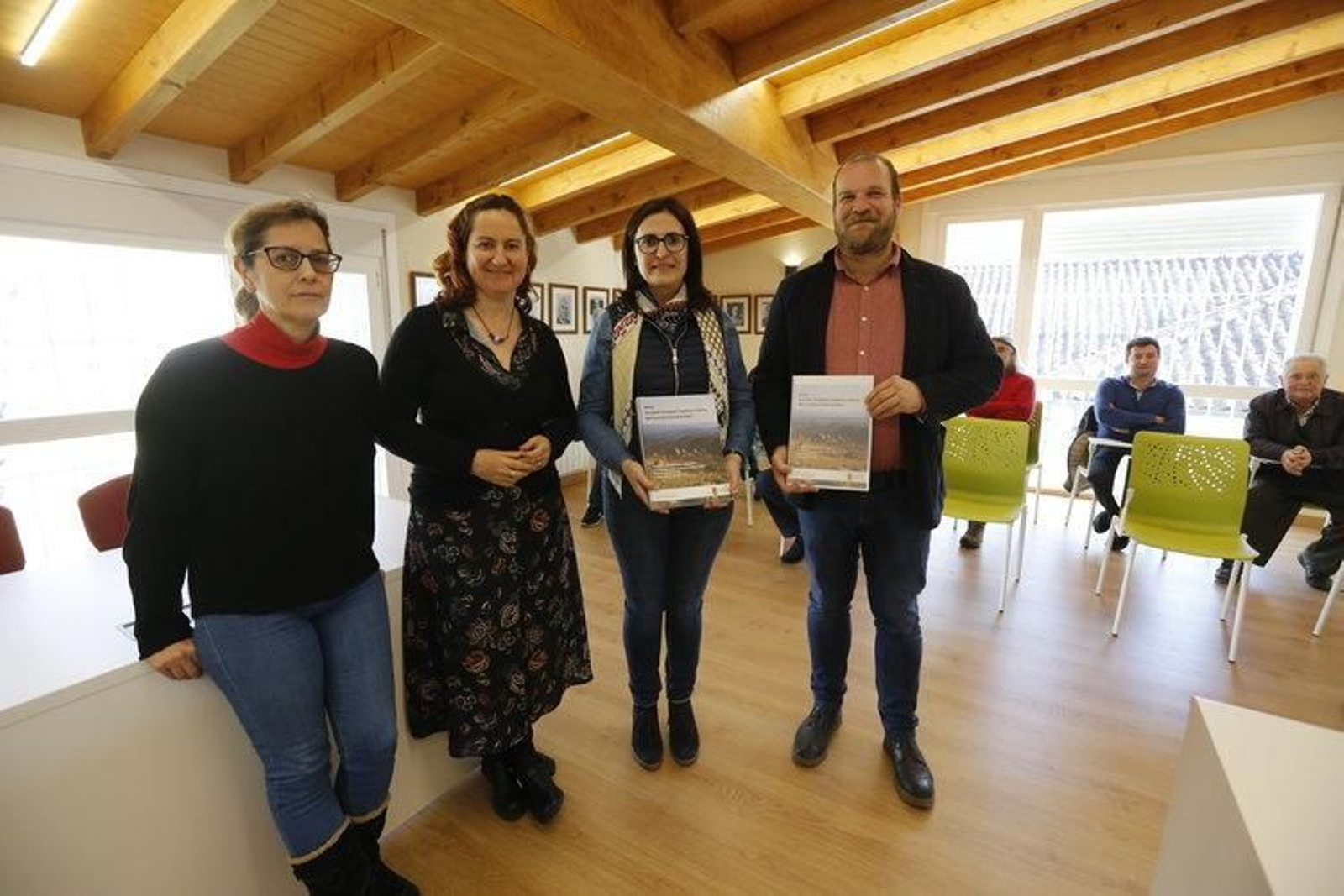 Beatriz Vaquero, Beatriz Comendador, la alcaldesa ana Villarino y el investigador Víctor Rodríguez.