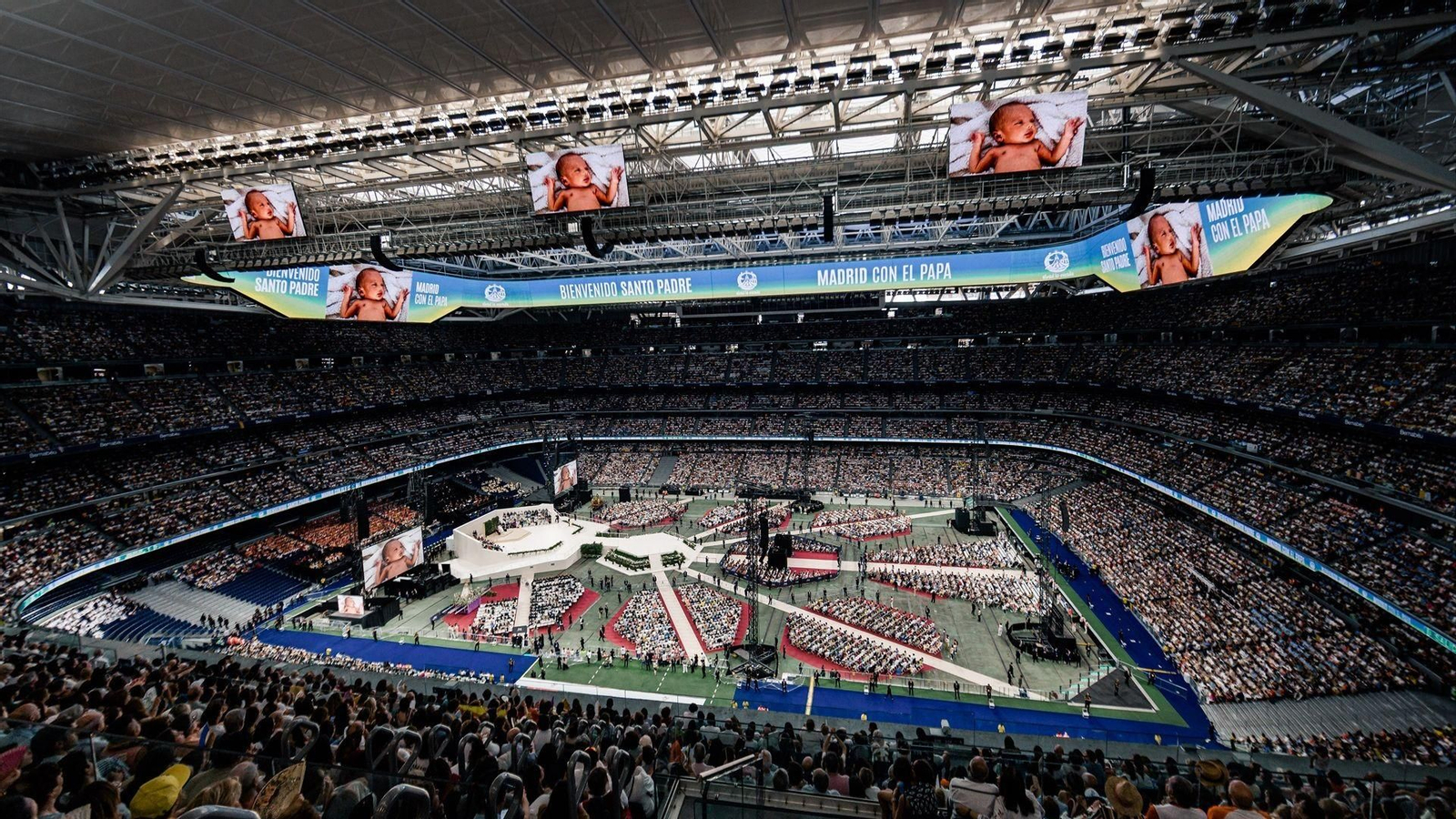 Vista general del encuentro del papa con la comunidad diocesana, en el abarrotado estadio Santiago Bernabéu.