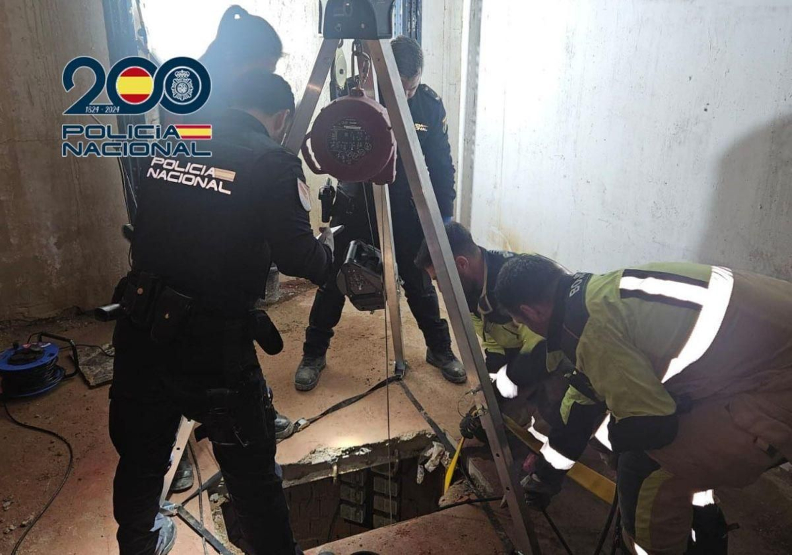 El acceso al túnel fue descubierto bajo un frigorífico industrial, según informó la policía.