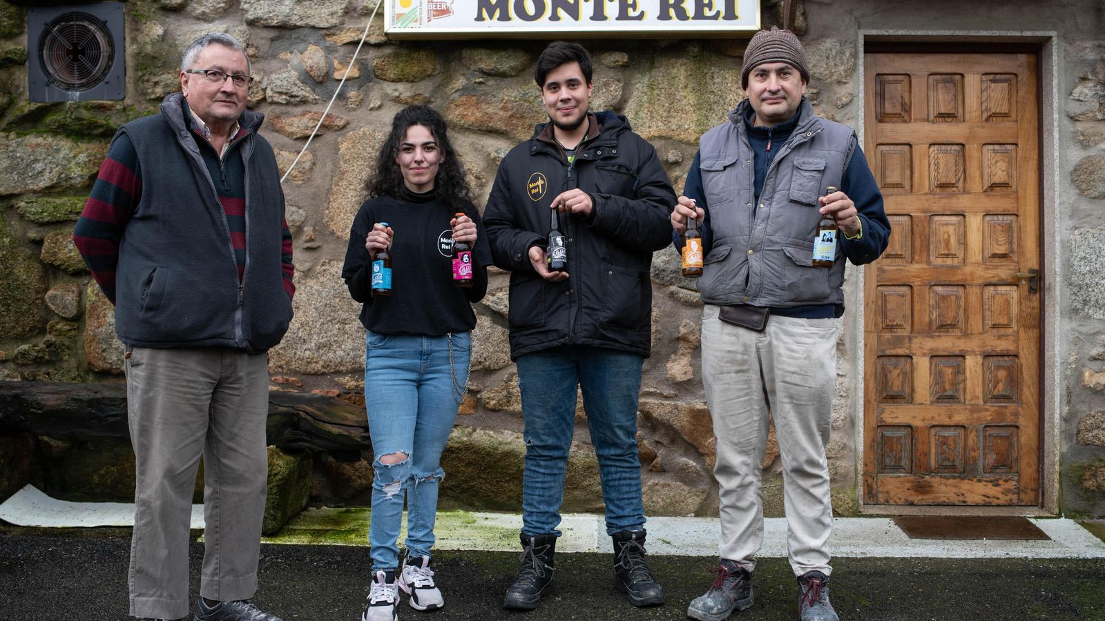 VERÍN (ESTEVESIÑOS). 10/02/2021. OURENSE. Interior de la oficina de Abanca en la Rúa do Paseo. FOTO: ÓSCAR PINAL  Pepe Casanova, Jimena Raña, Diego Casanova e Pablo Casanova