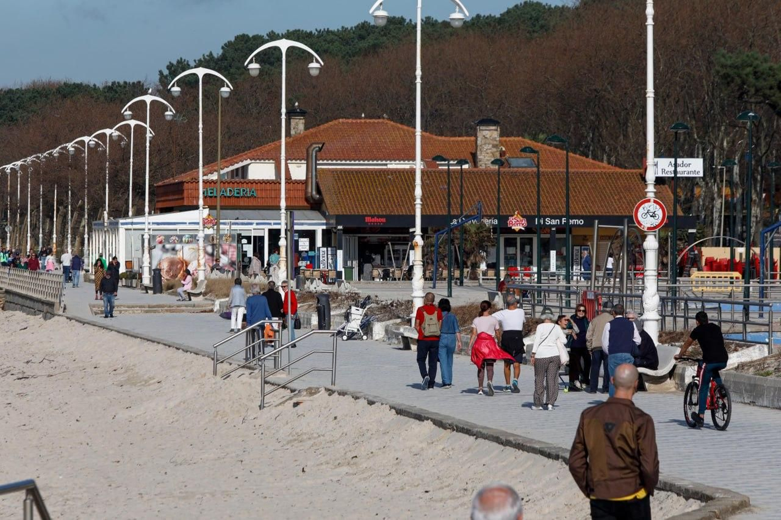 Mañana soleada sobre el paseo peatonal de Samil.