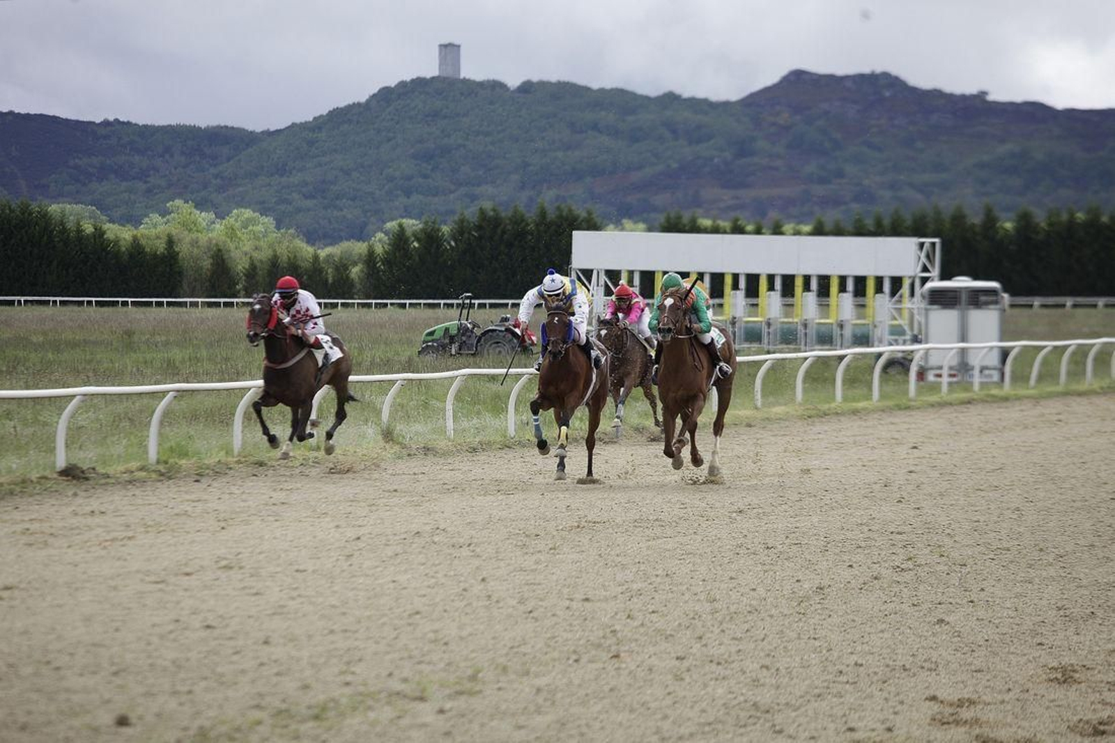 Los caballos más rápidos apuran sus opciones para alcanzar la victoria en una de las tres carreras de velocidad disputadas ayer en el hipódromo de Antela.