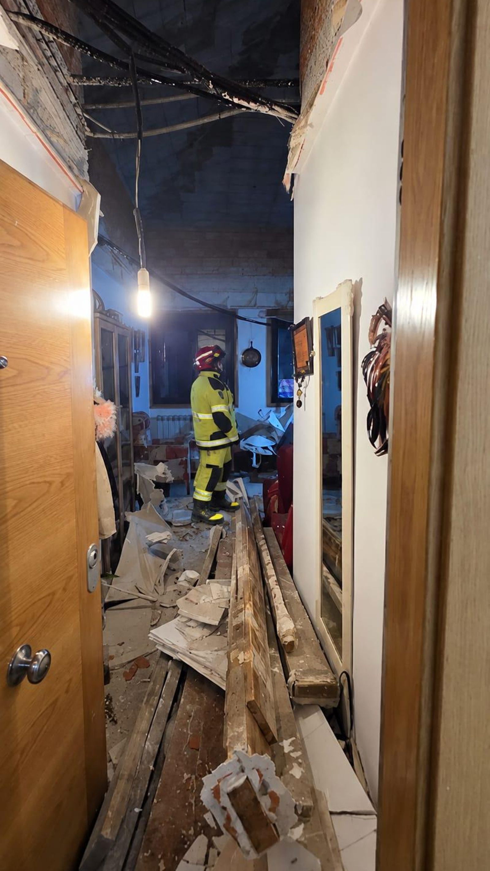 La vivienda quedó inhabitable después de que el falso techo y las vigas que lo sostenían se desplomaran por completo.