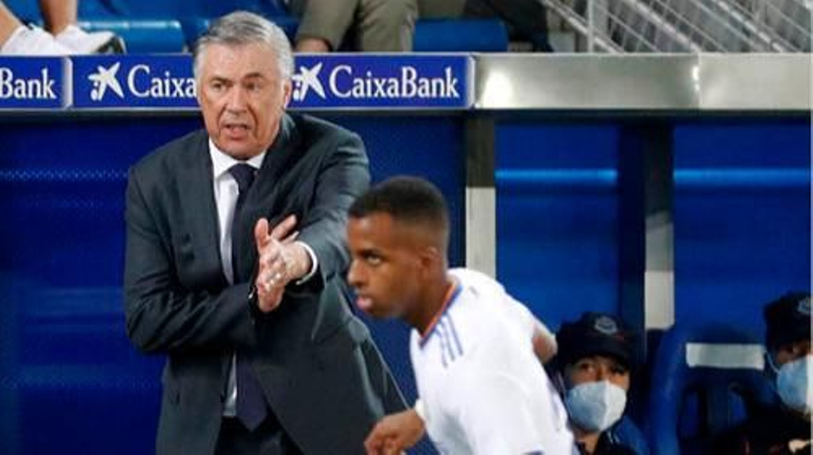 Ancelotti da instrucciones a Rodrygo durante la visita al Alavés. // EFE