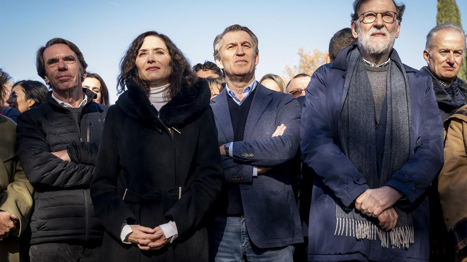 l expresidente del Gobierno, José María Aznar, la presidenta de la Comunidad de Madrid, Isabel Díaz Ayuso, el presidente del Partido Popular, Alberto Núñez Feijóo, el expresidente del Gobierno Mariano Rajoy durante la concentración contra la corrupción del Gobierno convocada por el PP, en el Templo de Debod, a 30 de noviembre de 2025, en Madrid.