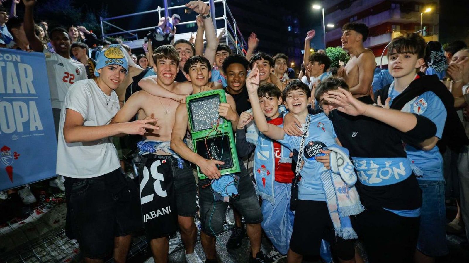 Galería | La afición celeste celebra el billete a Europa del Celta