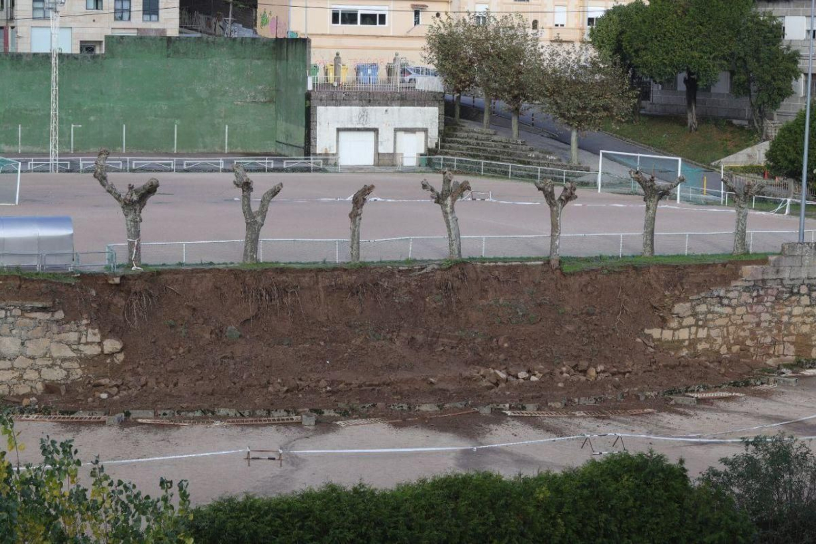 Muro caído del Colegio Hogar.
