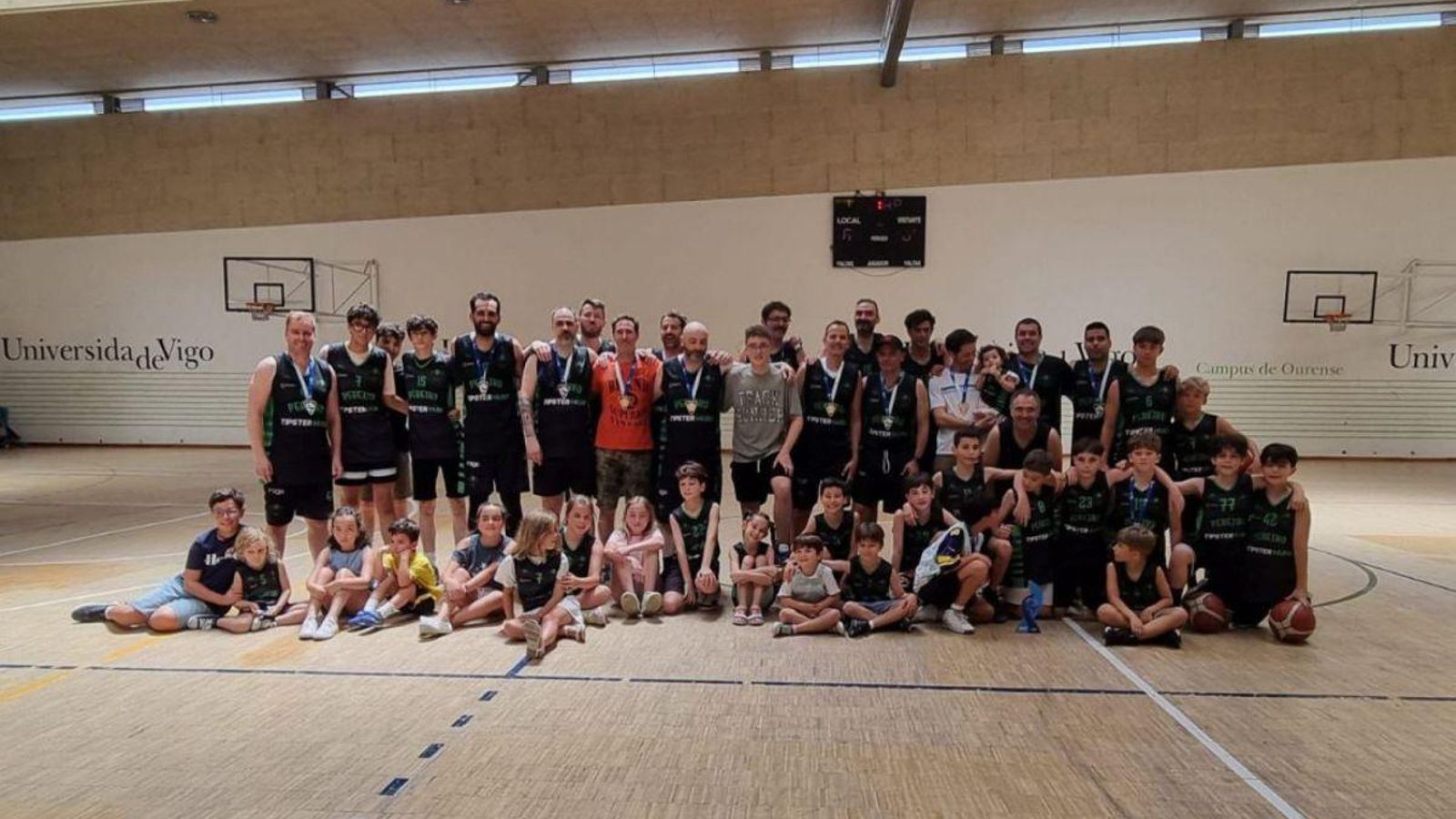 Los integrantes del CB Pereiro, flamante campeón de la Liga Gallega de Veteranos, con sus canteranos.