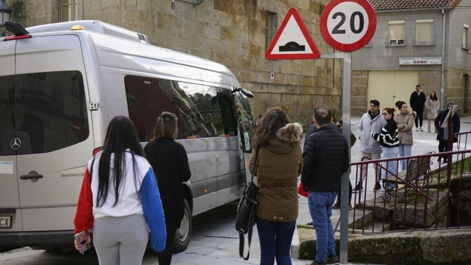 Un grupo de padres, esperando ayer el autobús escolar en las inmediaciones del Juzgado. | Foto: Marcos Atrio