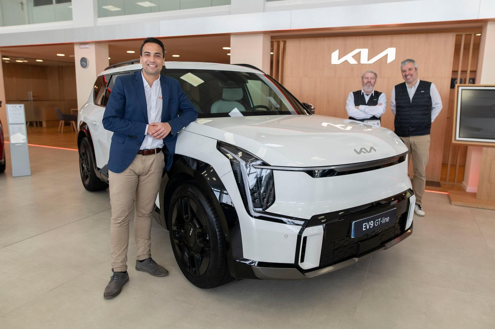 Jaime Janeiro, con el equipo de Kia Blendio Santauto.