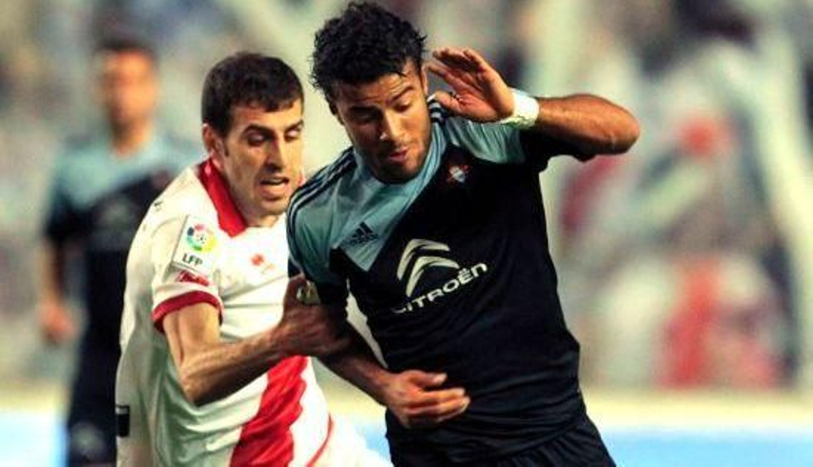 Trashorras presiona a Rafinha en el último partido del Celta fuera.