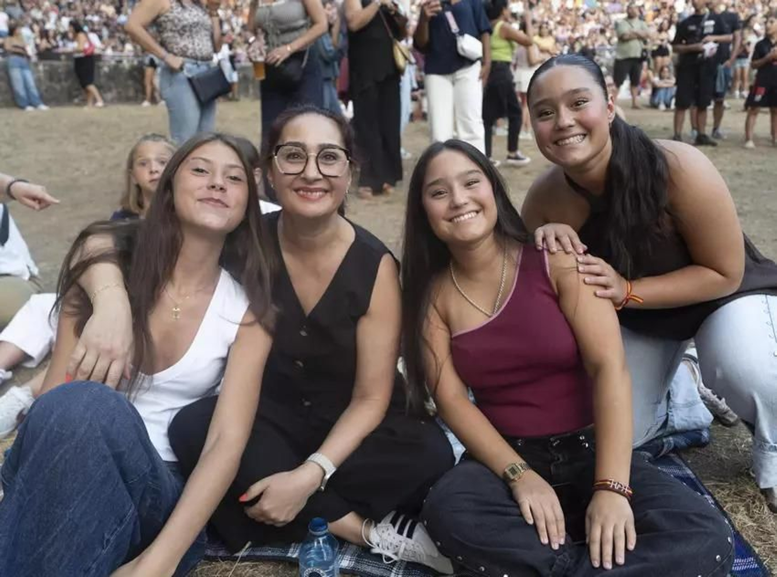 Un grupo de rapazas no concerto de Abraham Mateo en Castrelos, Vigo