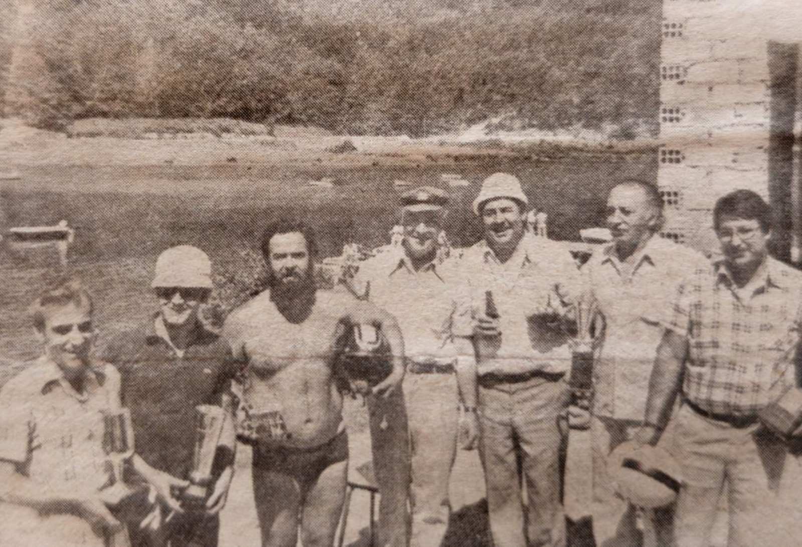 Ganadores con sus trofeos en la carrera de fuera bordas en Rivela.