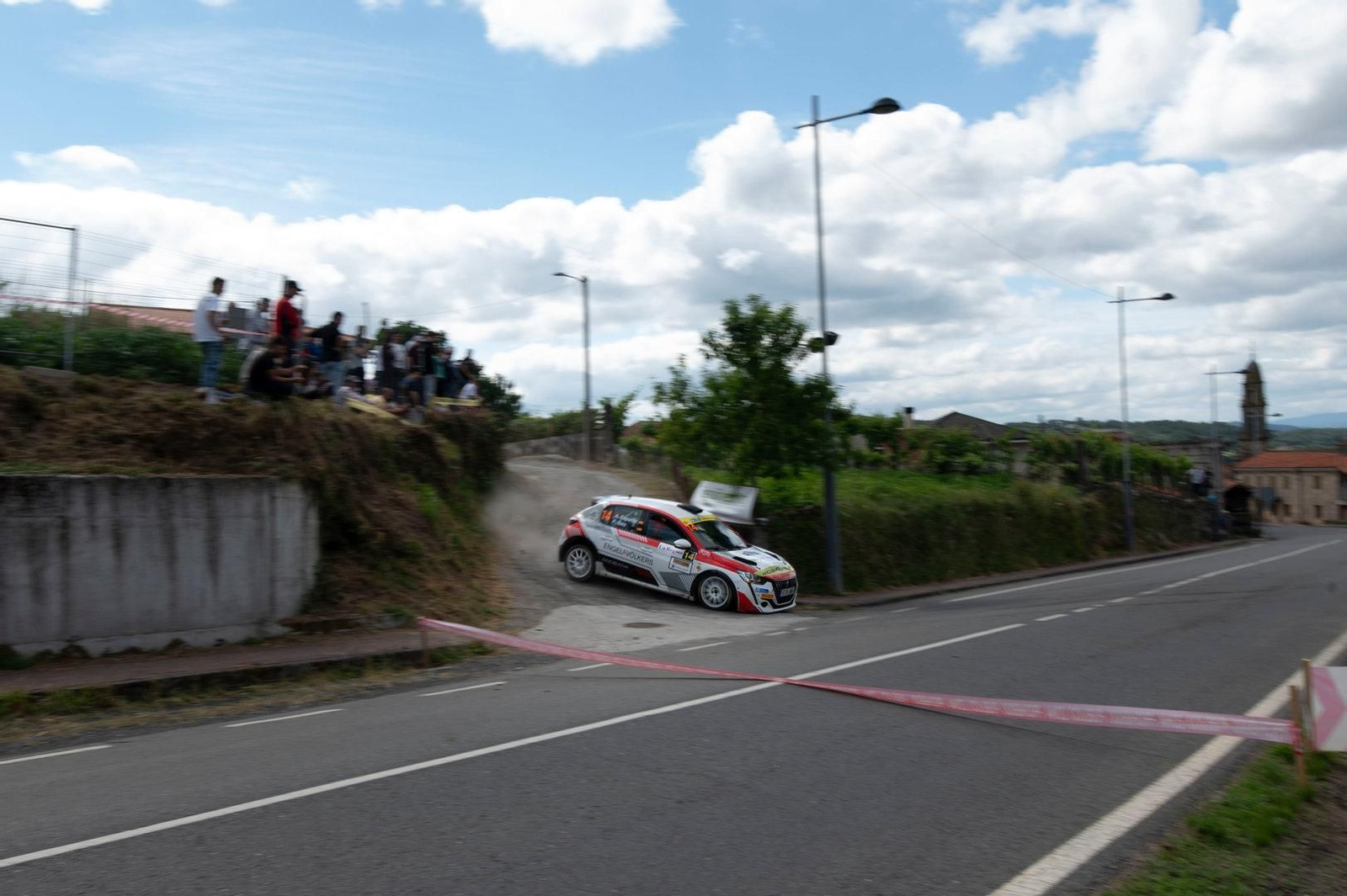 Alex Español y Patricia Sáiz con el Peugeot 208 Rally4 en el tramo de Taboadela