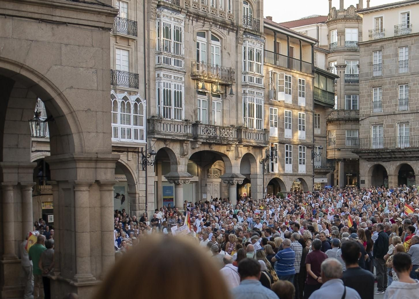 vecinos y representantes politicos concentrados en la praza maior de ourense frente al concello dura a74082d