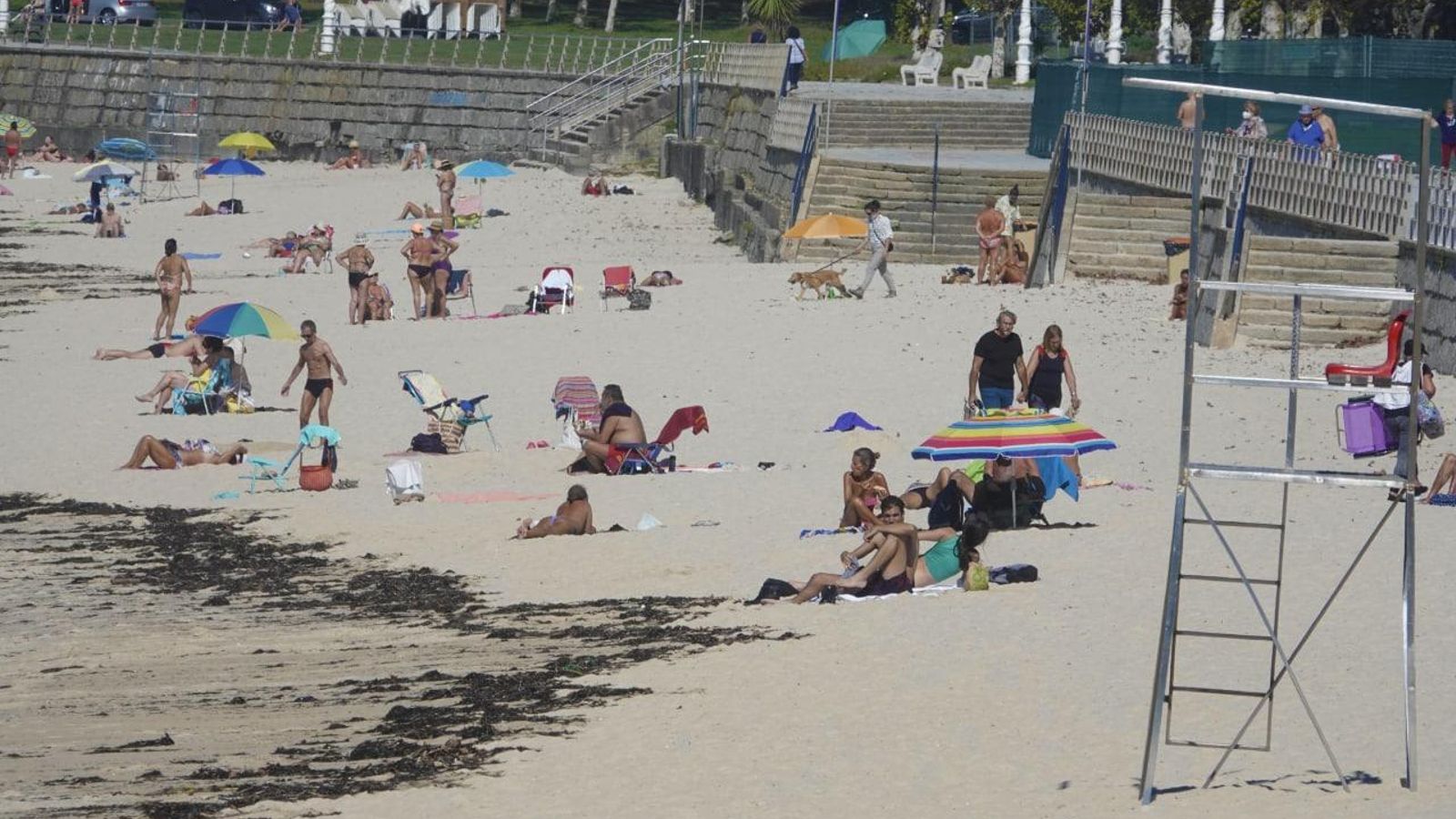 Vigueses en la playa de Samil esta semana. // Vicente Alonso