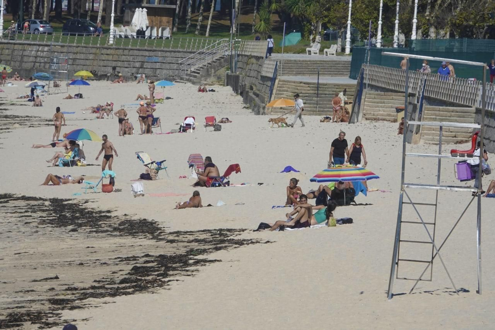 Vigueses en la playa de Samil esta semana. // Vicente Alonso