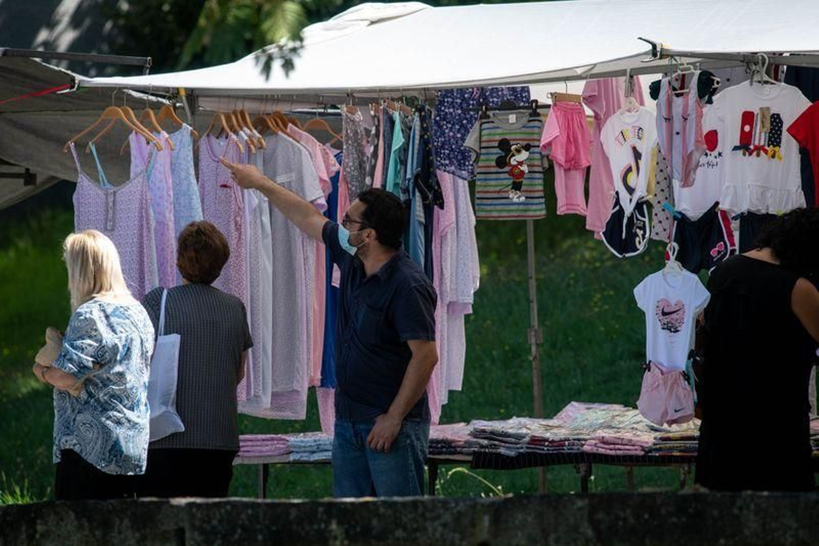 La feria de Ourense, con medidas de prevención del coronavirus (ÓSCAR PINAL).