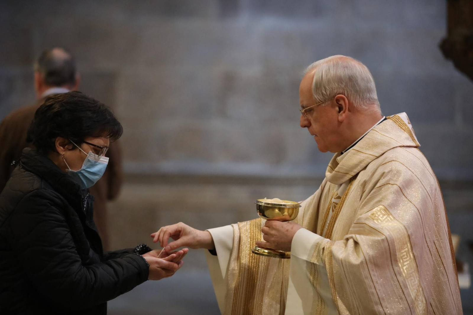 Los fieles regresan a la Catedral // FOTO: JOSÉ PAZ