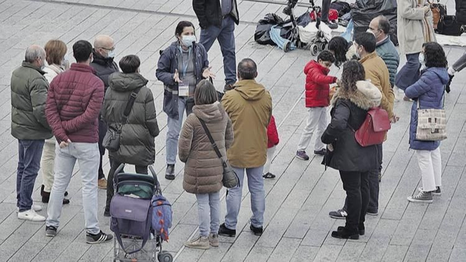 Grupos de turistas con guías durante el Puente de la Constitución.