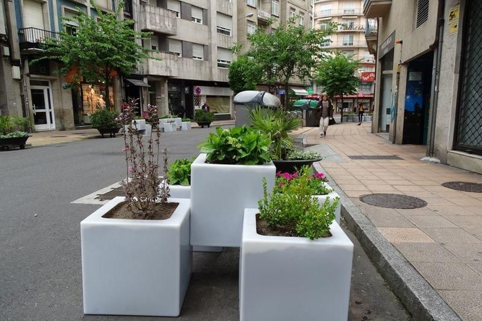 Imagen de las nuevas jardineras en el entorno de la calle Cardenal Quevedo (MARTIÑO PINAL).