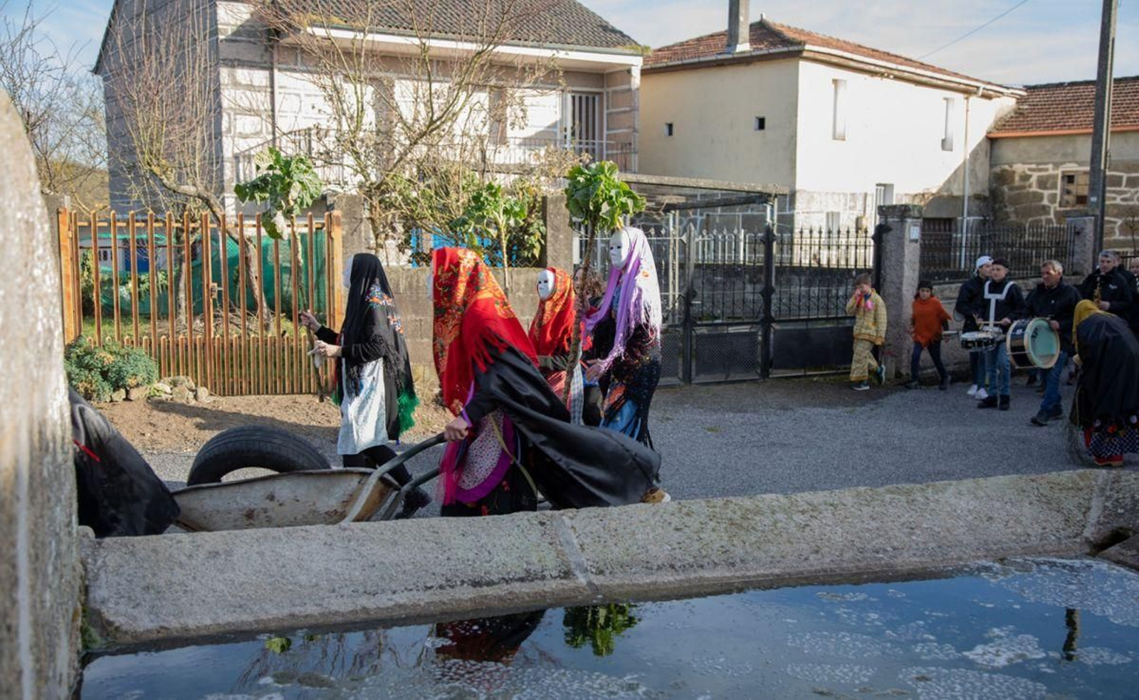Os Farrumecos percorrendo as aldeas.