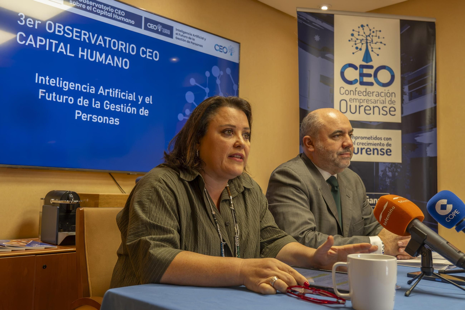 Marta Vázquez y David Martínez, ayer en la sede de la CEO