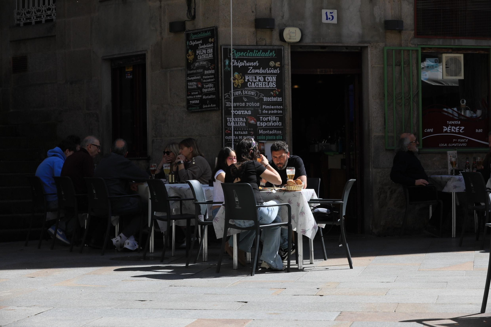 Galería | Los ourensanos salen a la calle y llenan las terrazas por el Día del Padre