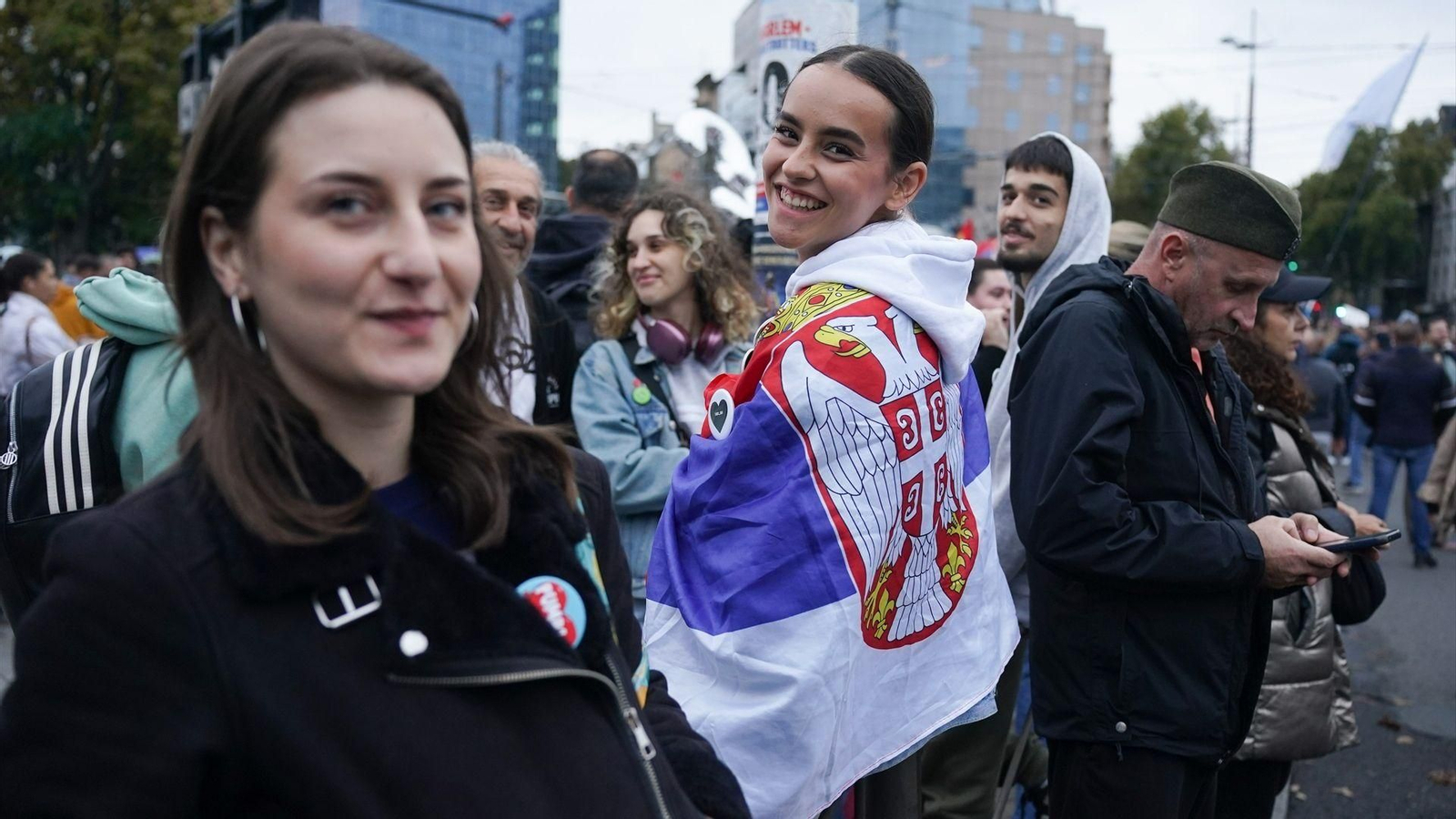 Seguidores e integrantes del movimiento estudiantil de protesta se reúnen en la plaza Slavija para celebrar un multitudinario acto final de campaña en una imagen de archivo.