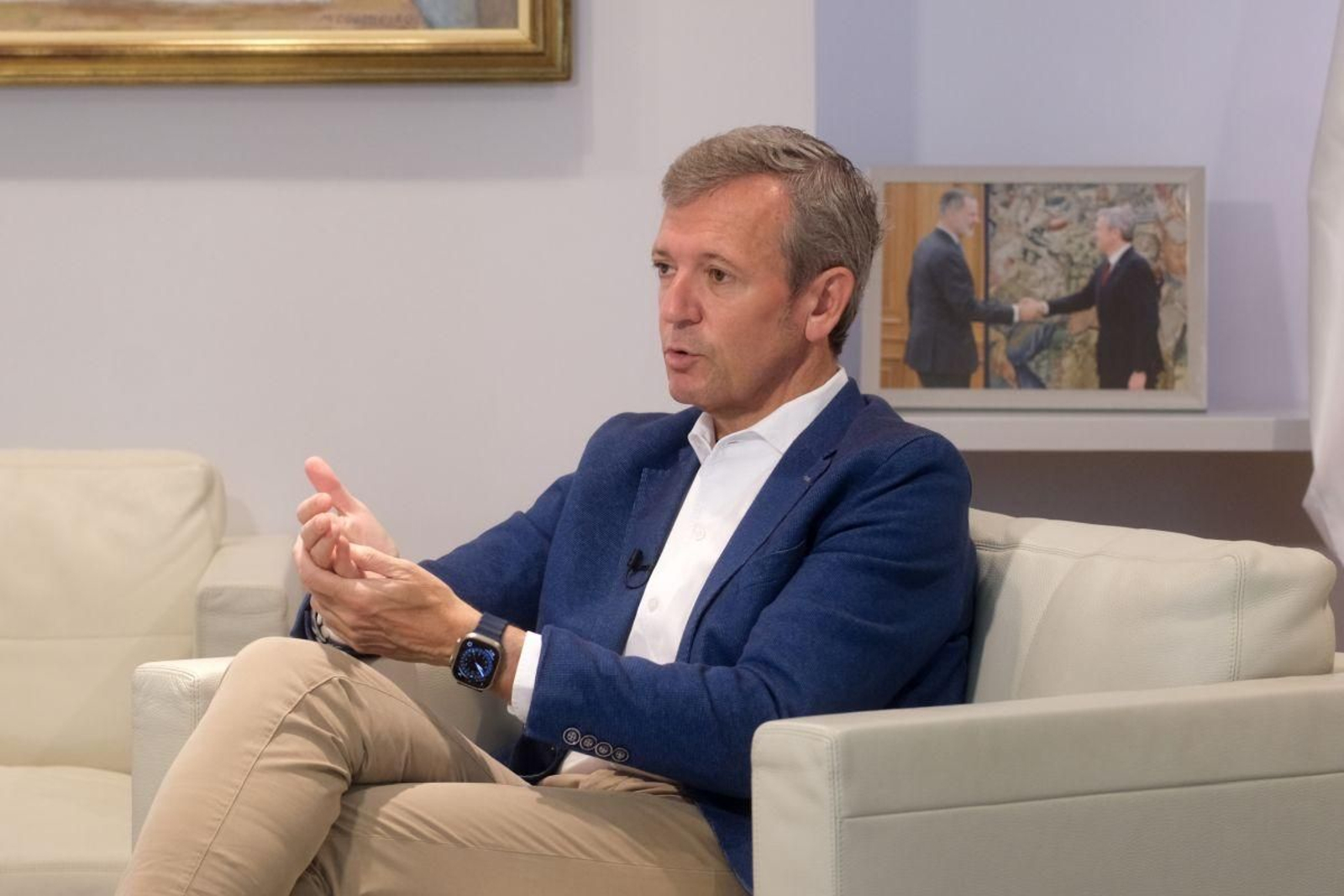 O presidente da Xunta, Alfonso Rueda, durante a entrevista no seu despacho.