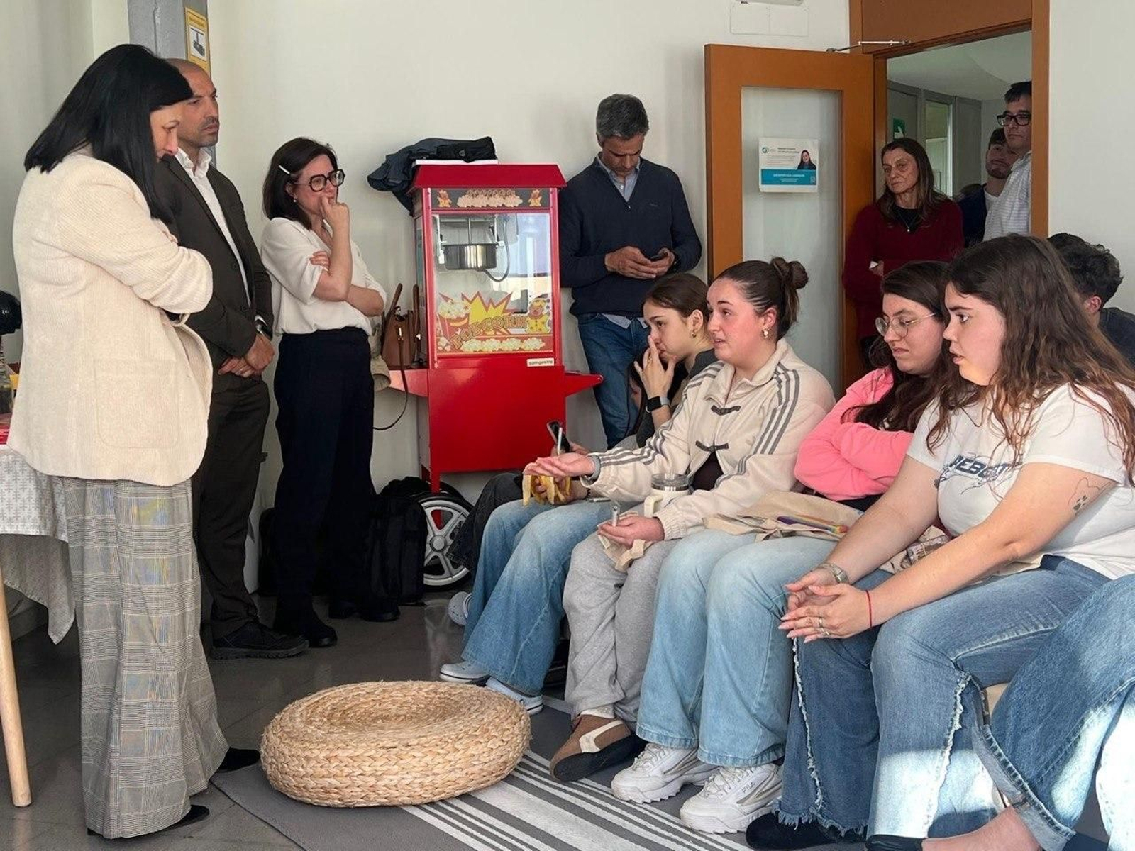 Belén Rubio compartió unos momentos con el estudiantado de la residencia ubicada en el campus.