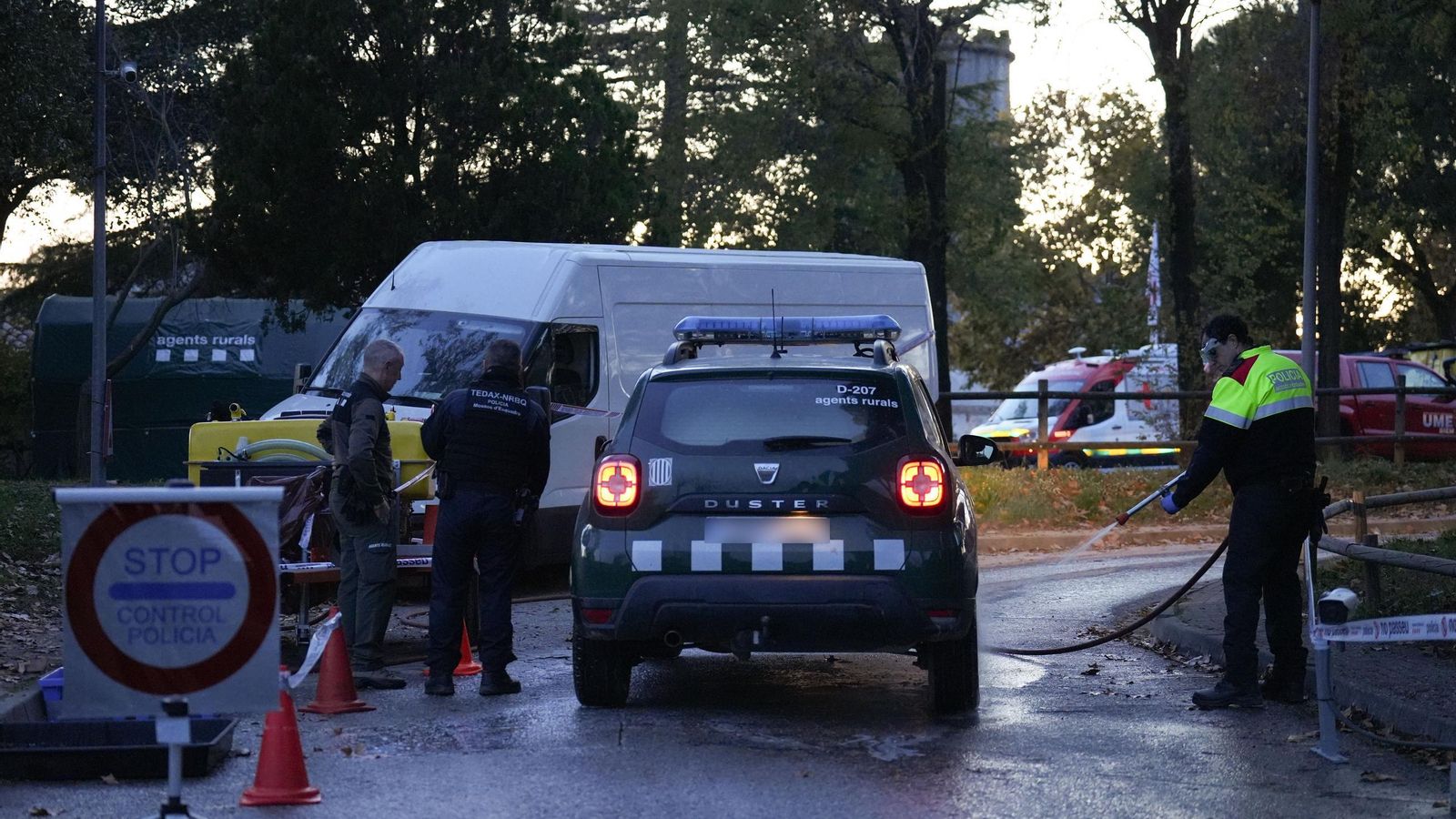 Limpieza de vehiculos de agentes rurales de la Generalitat de Cataluña