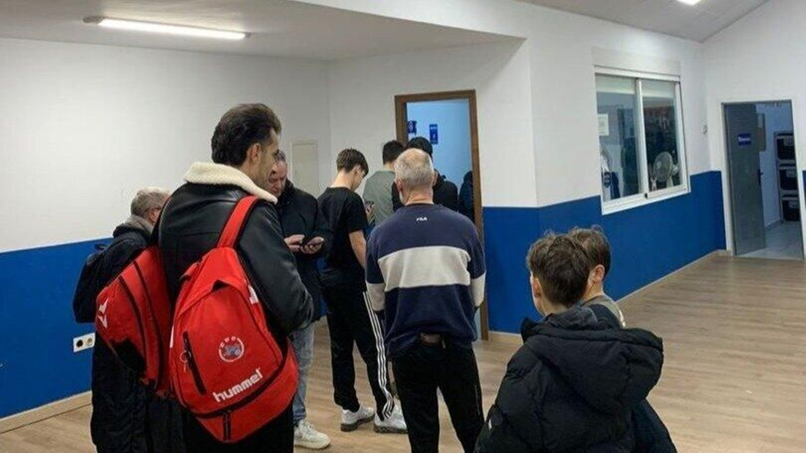Colas en las oficinas del Ourense CF para comprar entradas.