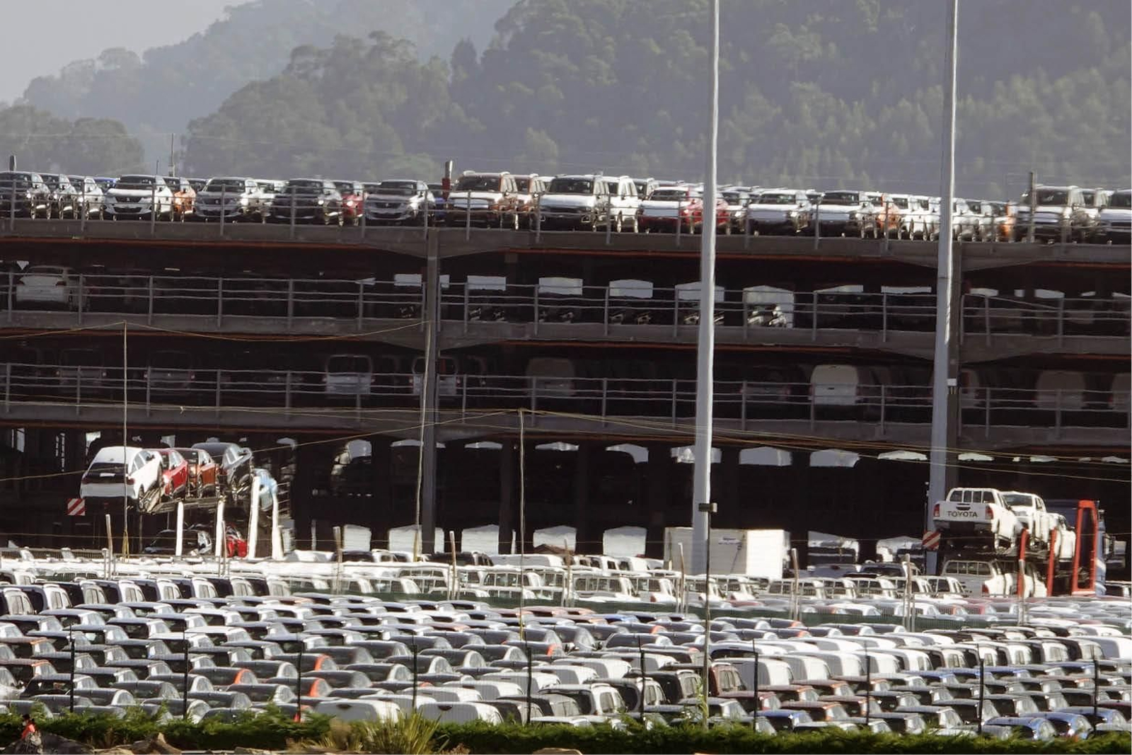 Coches en la terminal de carga de vehículos de Bouzas.