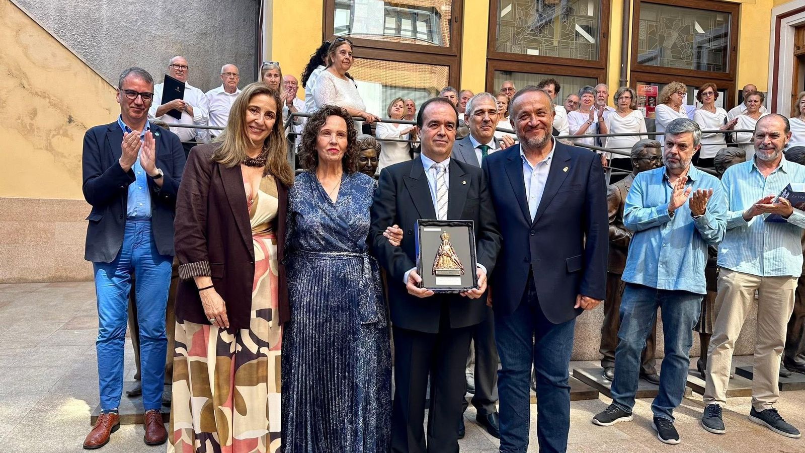 La directora del Museo (primera por la izquierda( durante el reconocimiento al emigrante leonés