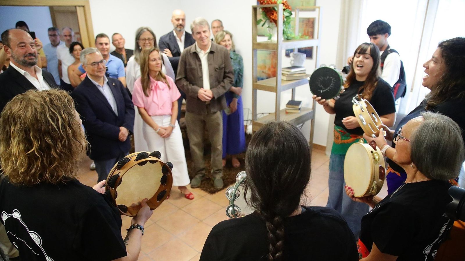 Las Querquenas de Bande amenizaron el acto a autoridades y vecinos.