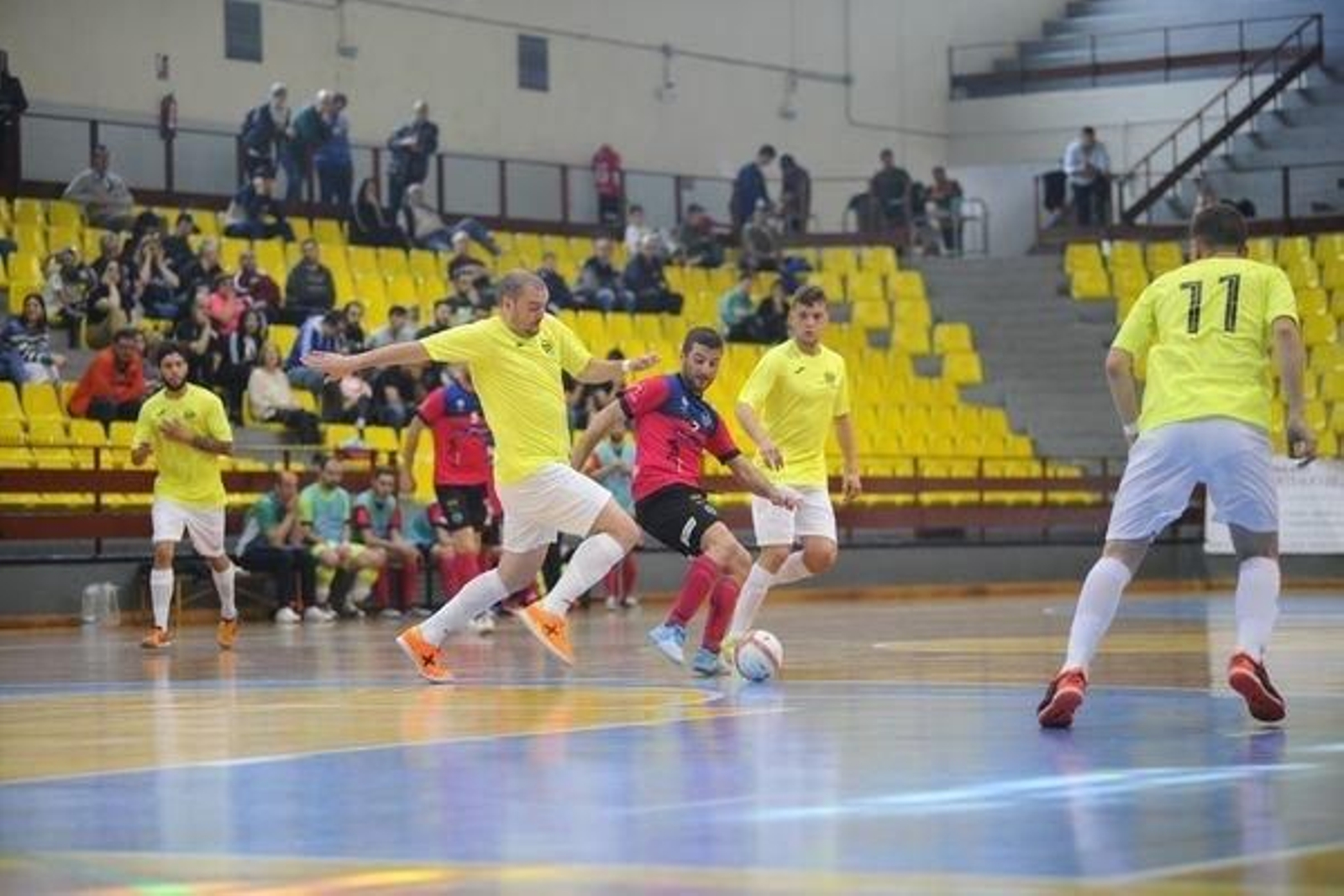 El limiano Raúl Rivero, que regresaba tras su lesión, recibe la presión de un rival del Boal.