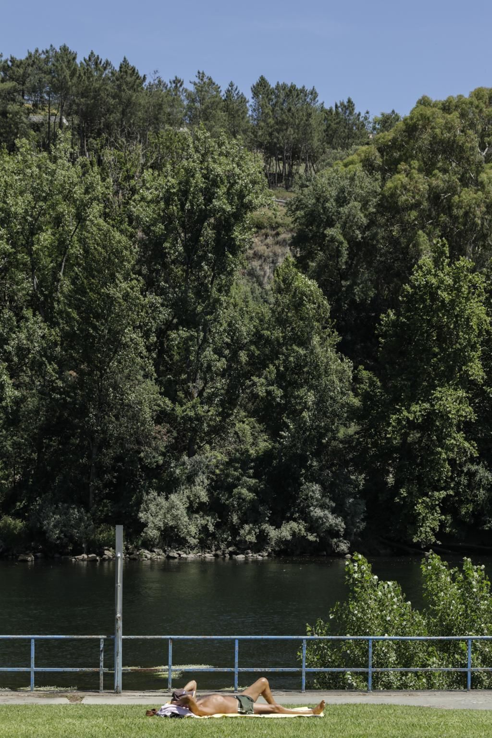 Galería | Primera jornada de las piscinas de Oira abiertas en el día más caluroso del 2026 en Ourense
