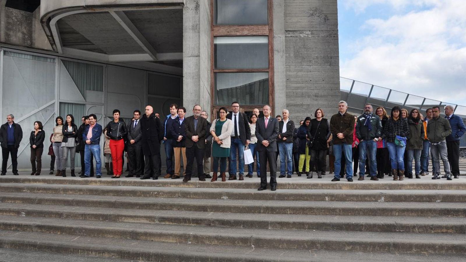 El rector Salustiano Mato encabezó la concentración de repulsa en el campus de Vigo.