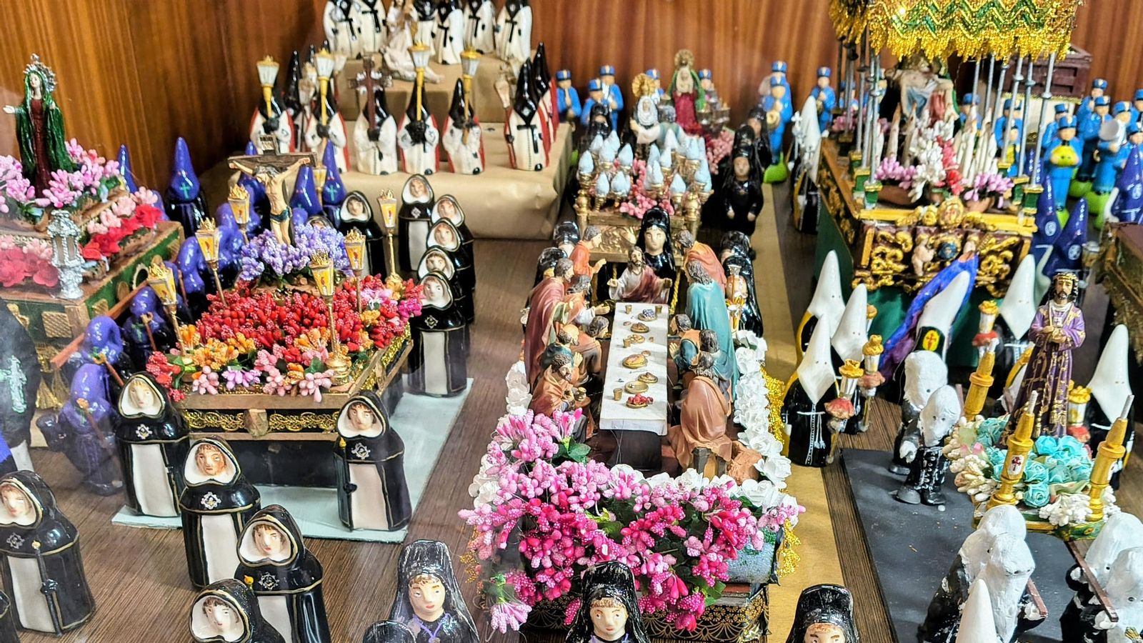 La singular procesión incorpora el paso de la Última Cena con todas las piezas de una forma muy realista (arriba)