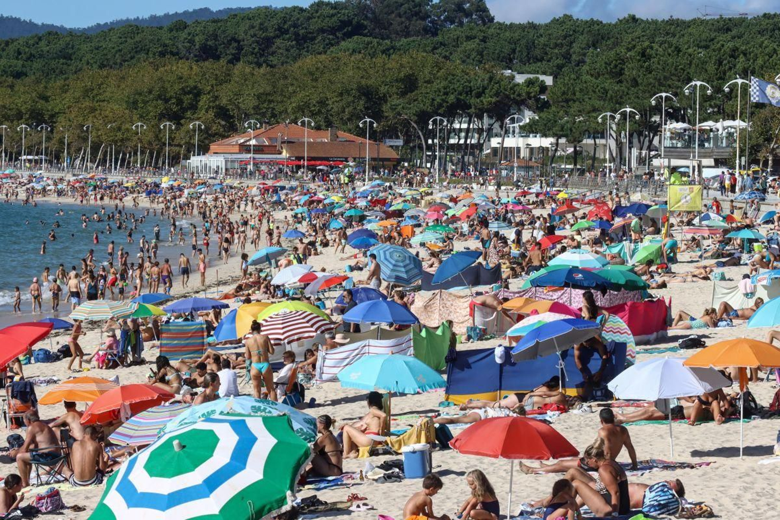 Las sombrillas y toallas volvieron a inundar los arenales de la ciudad en el último día de agosto.