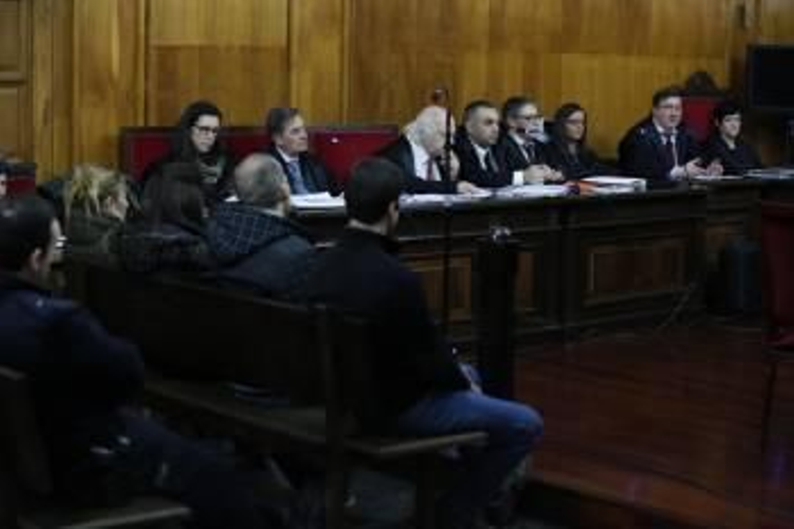 Los inculpados escuchan los alegatos de las acusaciones y sus letrados en la última sesión del juicio. (Foto: XESÚS FARIÑAS)