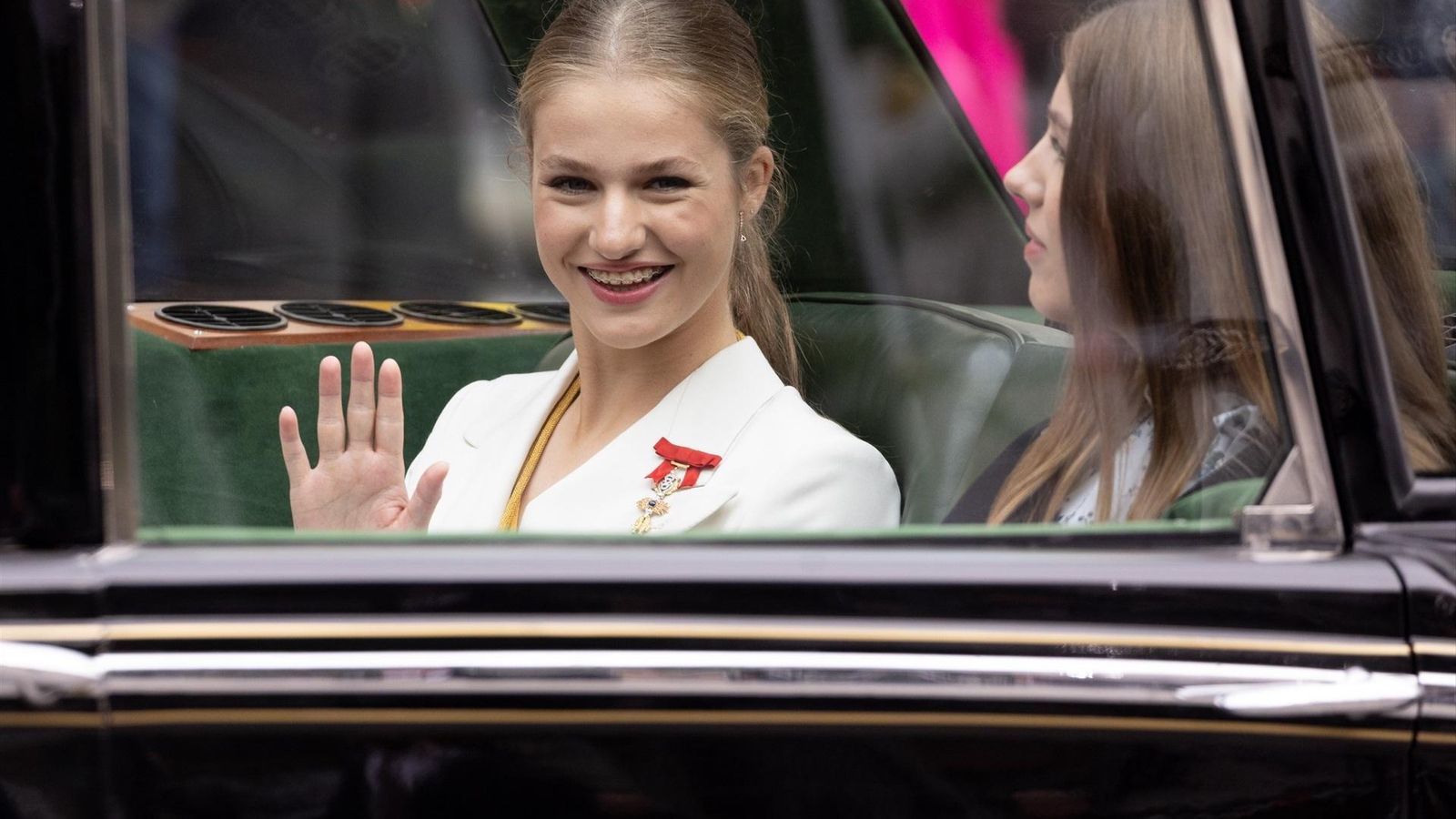 La princesa Leonor saluda desde el coche.