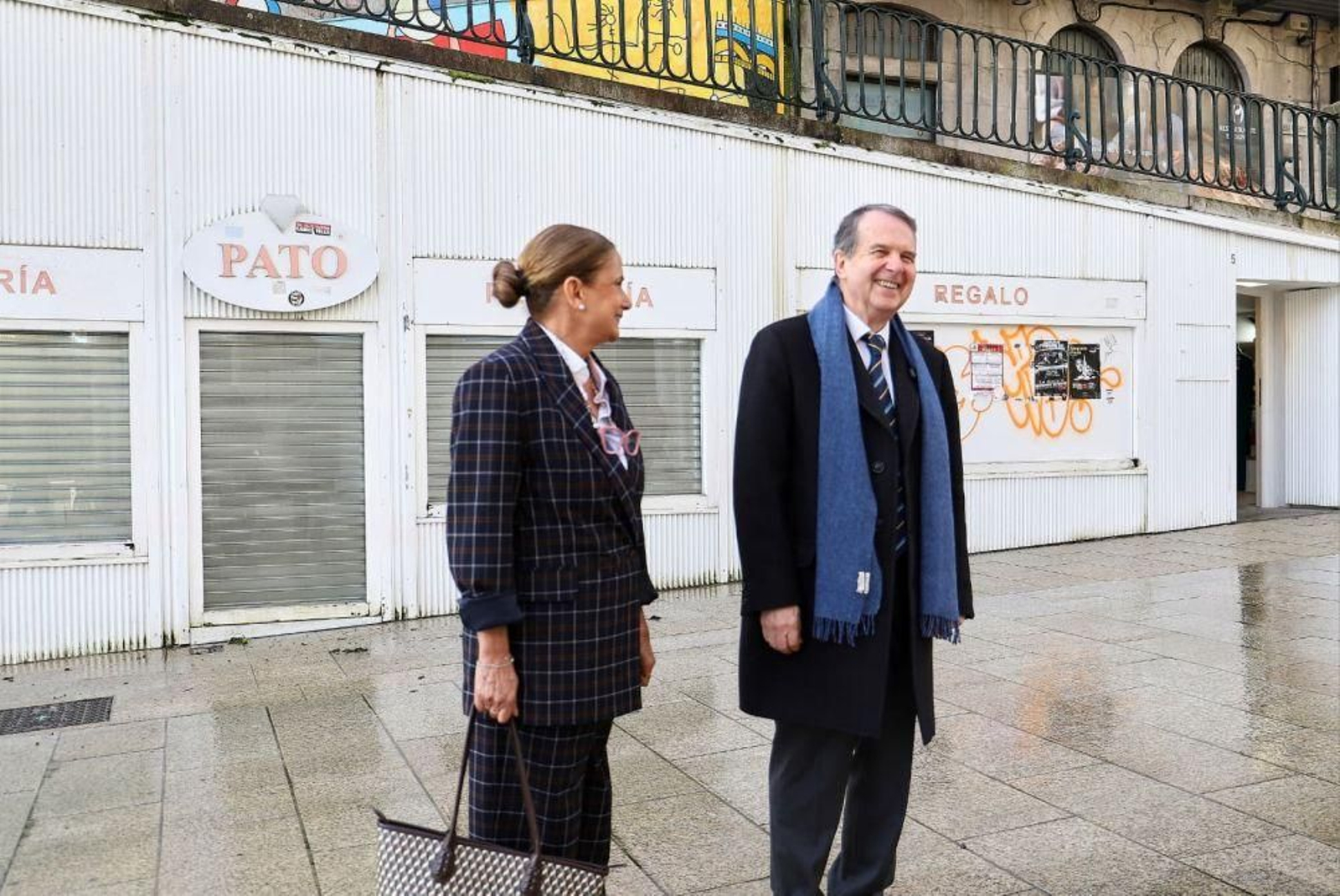 Abel Caballero y Carmela Silva, ayer junto a los viejos locales municipales de Elduayen.