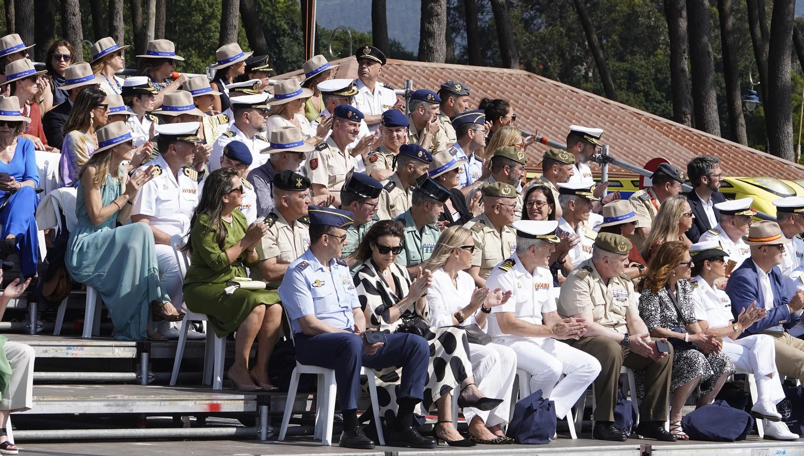 Galería | Felipe VI participa en la revista naval y presencia la exhibición de militares en Samil