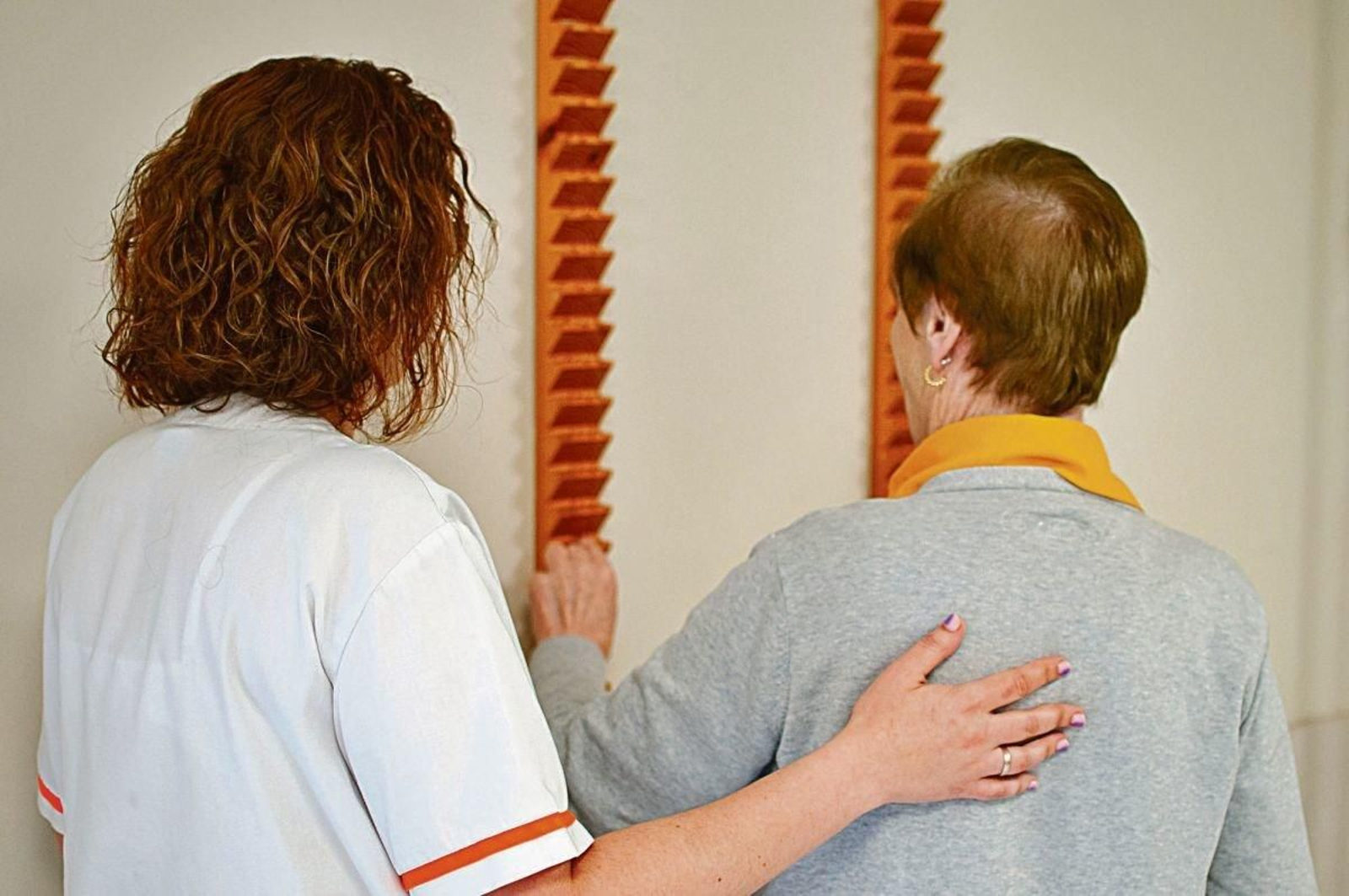 Una profesional de DomusVi con una usuaria.